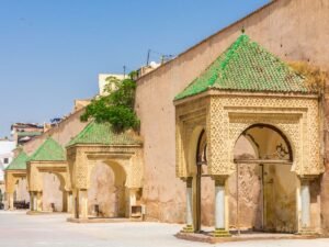 Tour Marocco 10 giorni da Marrakech con sahara Fes e Chefchaouen città blu con vista panoramica sul deserto marocchino