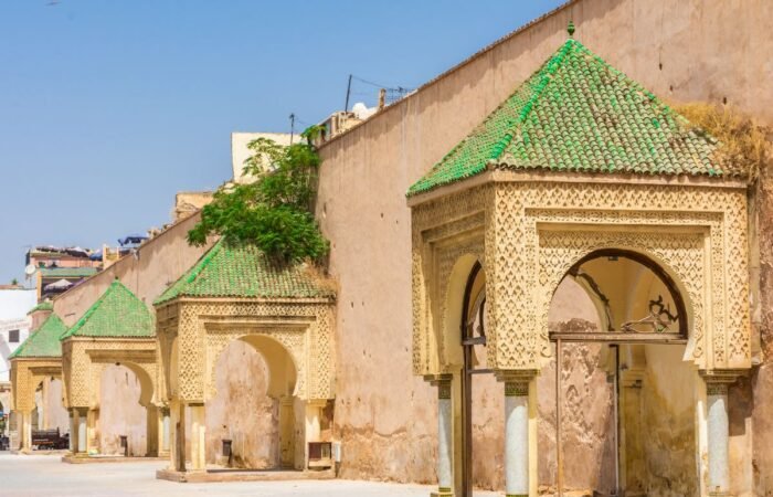 Tour Marocco 10 giorni da Marrakech con sahara Fes e Chefchaouen città blu con vista panoramica sul deserto marocchino