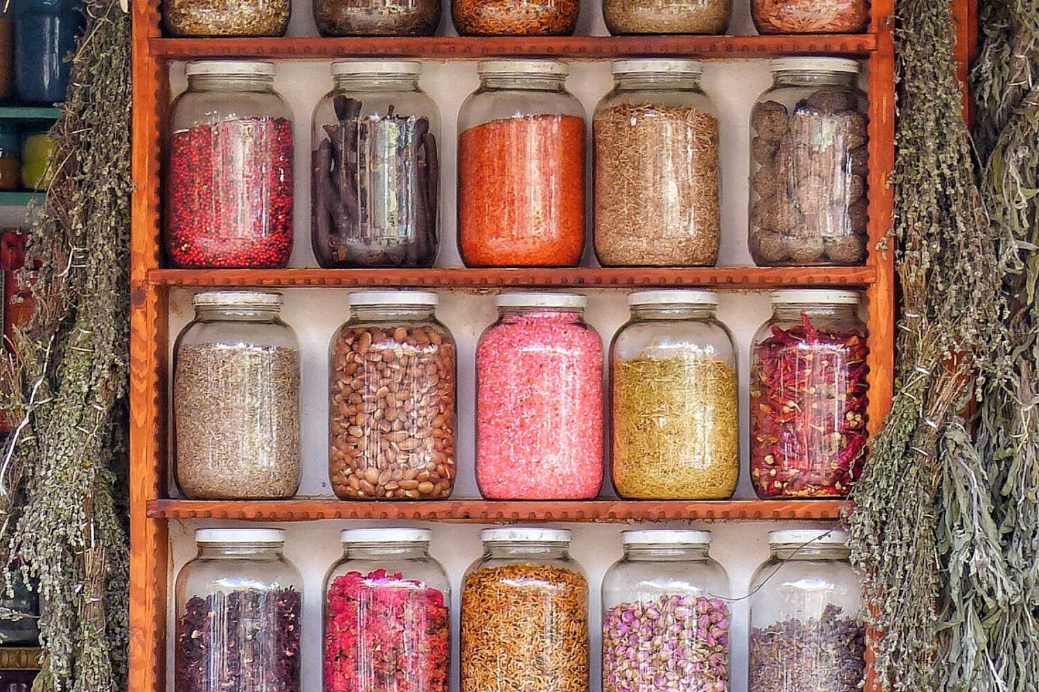 Spezie colorate esposte in un souk di Marrakech, simbolo della cultura e della vita sociale marocchina