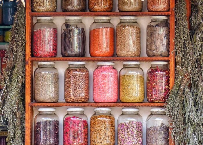 Spezie colorate esposte in un souk di Marrakech, simbolo della cultura e della vita sociale marocchina