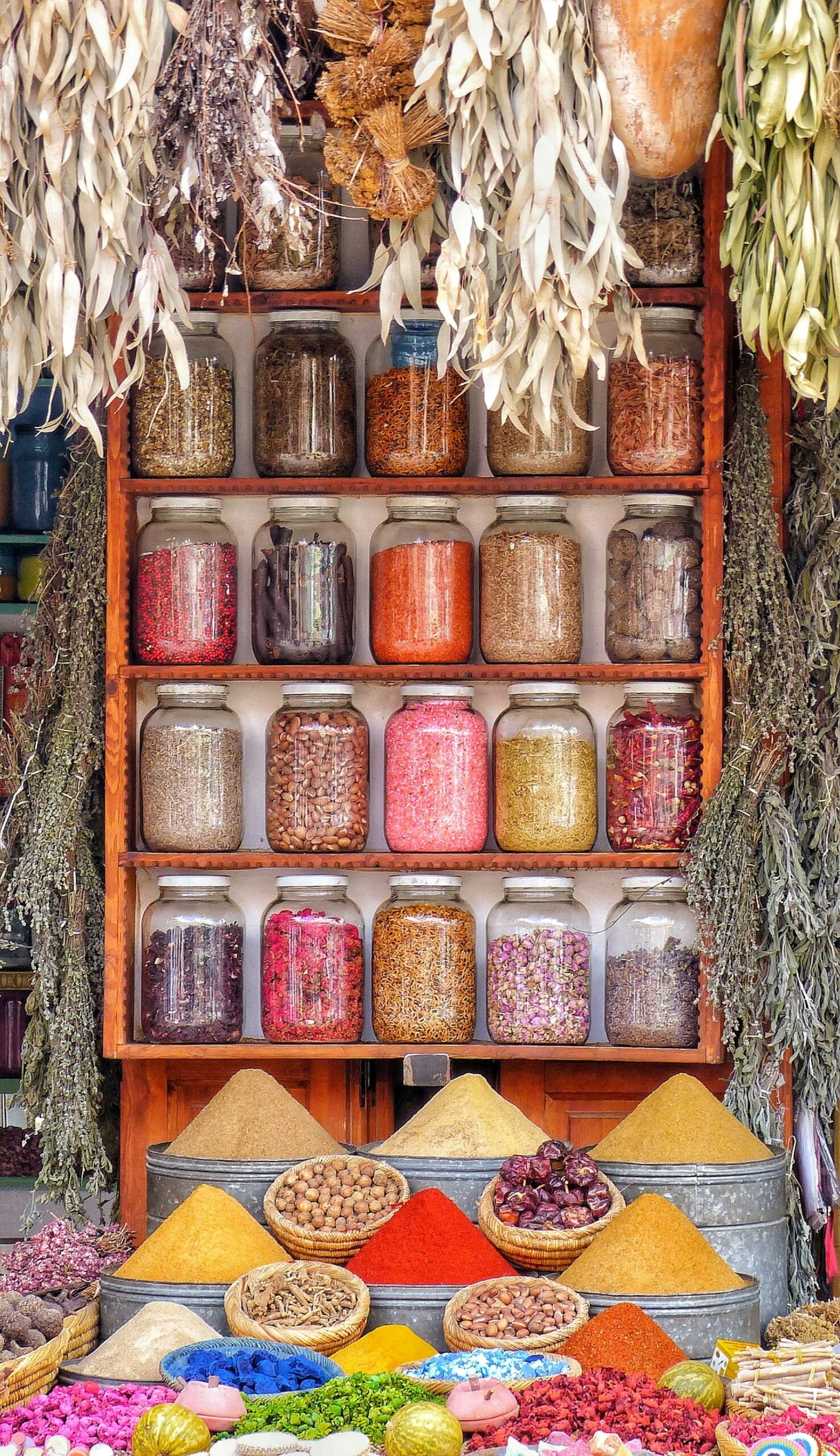 Spezie colorate esposte in un souk di Marrakech, simbolo della cultura e della vita sociale marocchina
